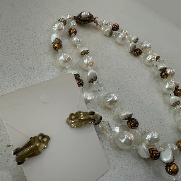 Gorgeous Necklace and Clip On Earrings Set - Picture 7 of 9